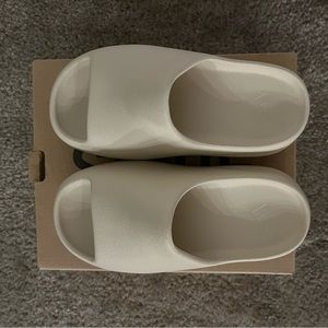 Shoe runs small. My son couldn’t wear them so I’m selling them to buy new ones.